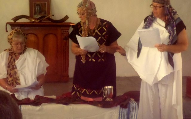 Tess de Kock se skets van â€˜n antieke Joodse Bruilof word opgevoer, met vlnr Amanda Woest, Dineke Stecher en Tess de Kock